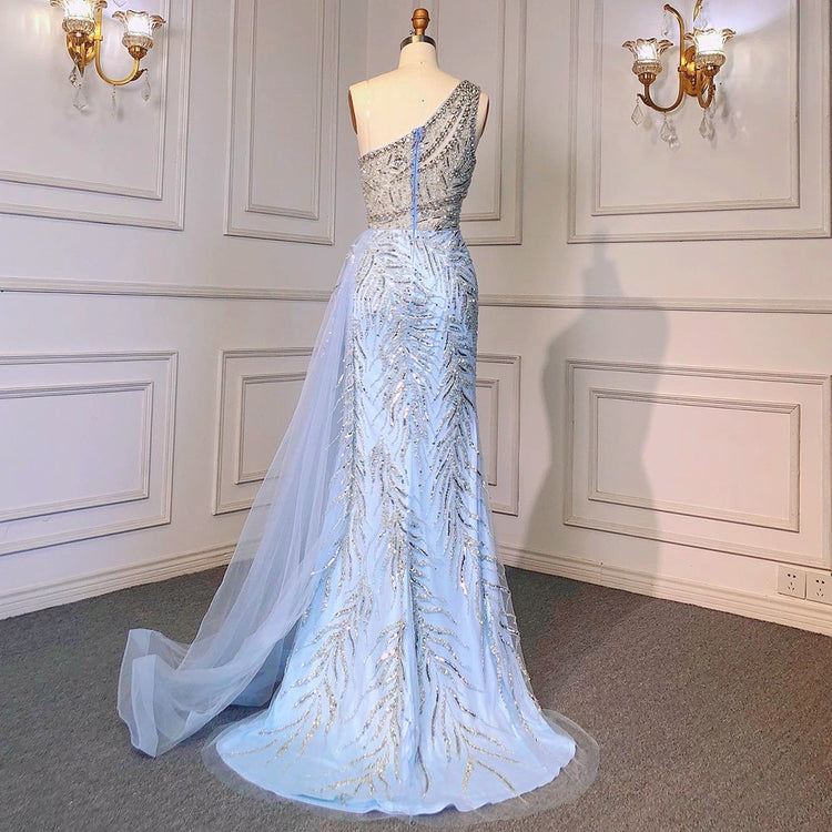 Vestido de Festa Longo Luxo com Ombro Assimétrico Decorado com Cristais e Cauda em Tule