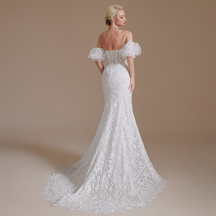 Vestido de Noiva Luxo em Tecido Todo Rendado e Detalhes em Micropérolas