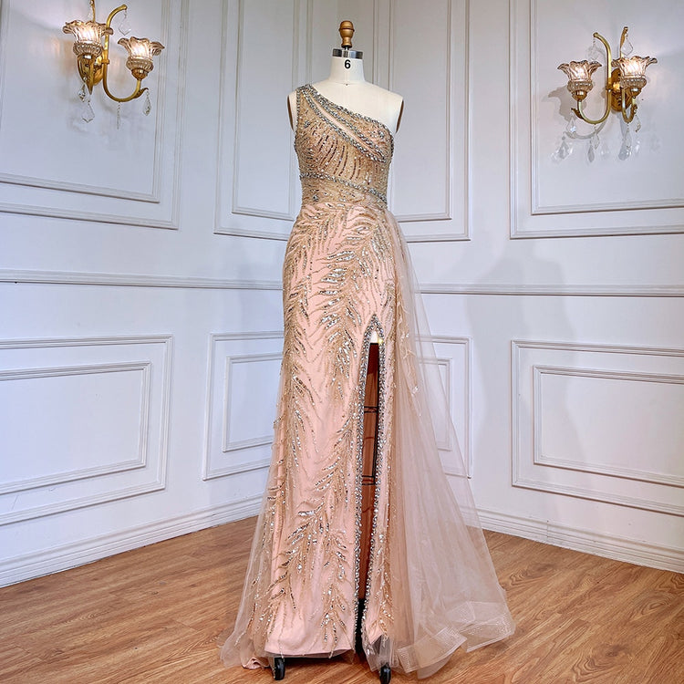 Vestido de Festa Longo Luxo com Ombro Assimétrico Decorado com Cristais e Cauda em Tule
