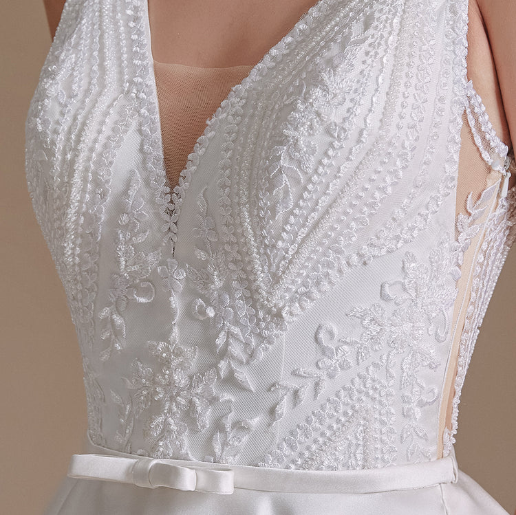 Vestido de Noiva com Saia em Cetim e Parte Superior Decorada em Renda