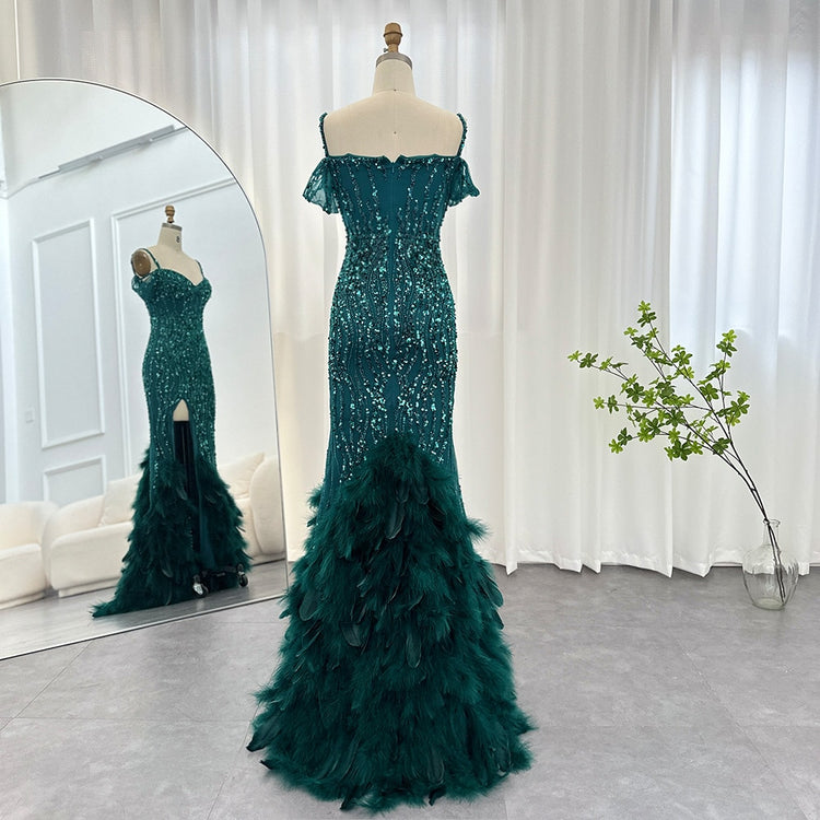 Vestido de Festa Luxo com Cauda Decorada em Plumas Luxuriantes