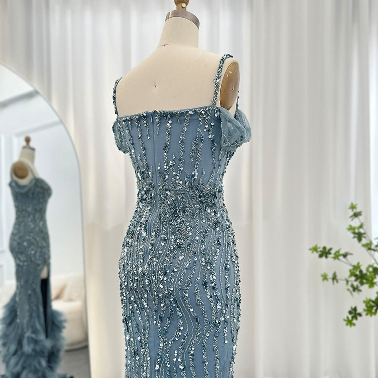 Vestido de Festa Luxo com Cauda Decorada em Plumas Luxuriantes