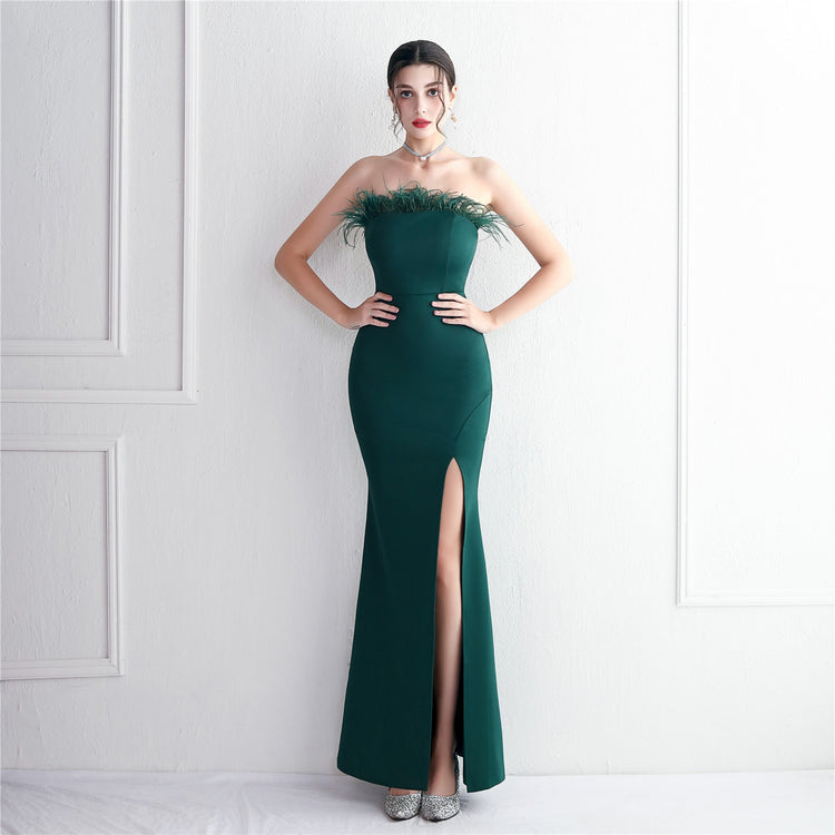 Vestido de Festa Longo com Abertura Lateral e Plumas