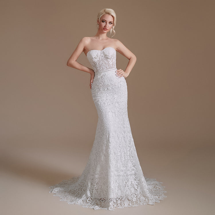 Vestido de Noiva Luxo em Tecido Todo Rendado e Detalhes em Micropérolas