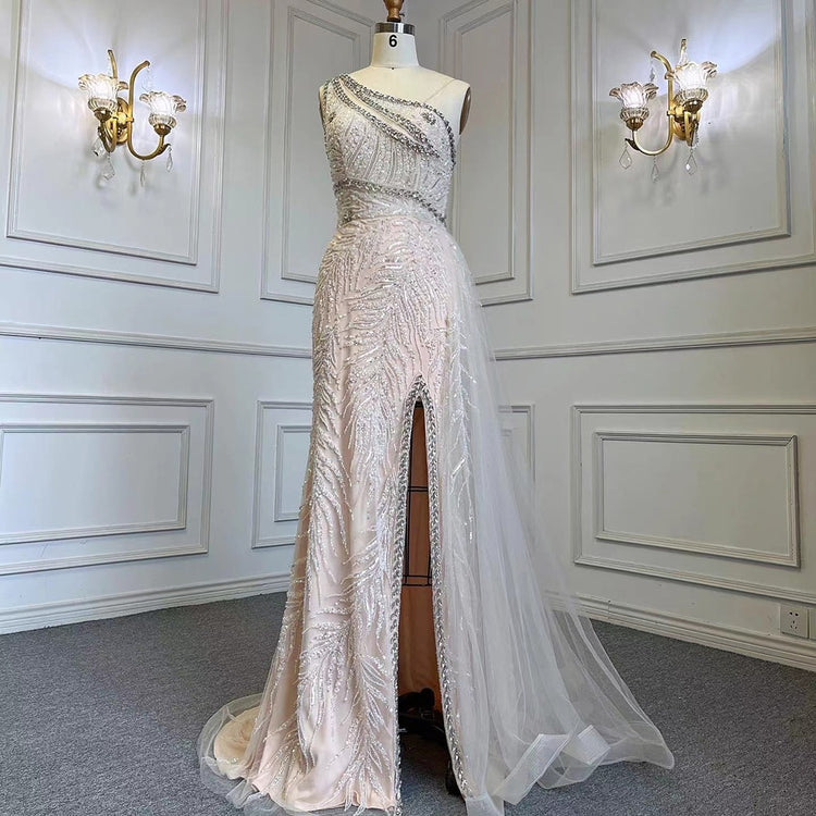 Vestido de Festa Longo Luxo com Ombro Assimétrico Decorado com Cristais e Cauda em Tule