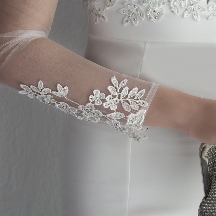 Vestido de Festa Longo com Detalhes em Renda e Apliques Florais Branco
