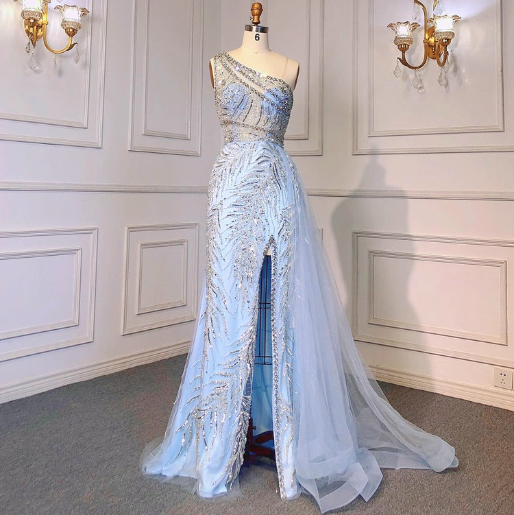 Vestido de Festa Longo Luxo com Ombro Assimétrico Decorado com Cristais e Cauda em Tule
