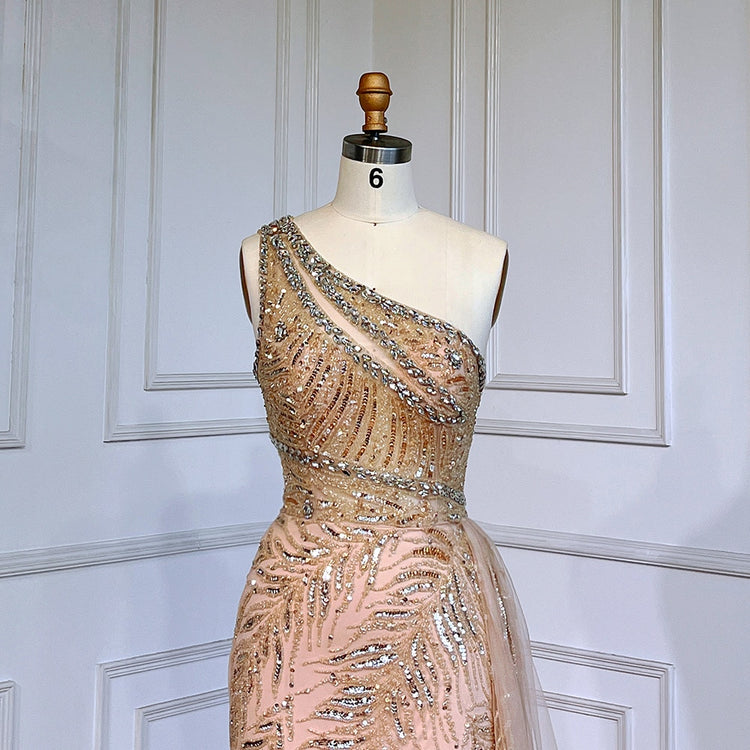 Vestido de Festa Longo Luxo com Ombro Assimétrico Decorado com Cristais e Cauda em Tule