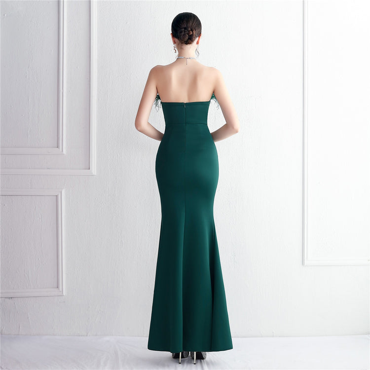Vestido de Festa Longo com Abertura Lateral e Plumas