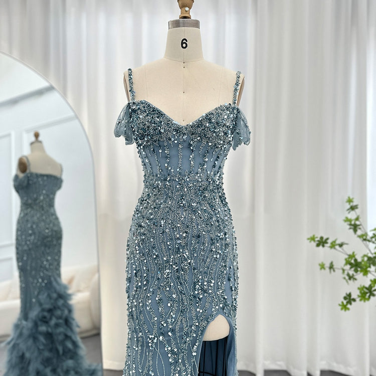 Vestido de Festa Luxo com Cauda Decorada em Plumas Luxuriantes