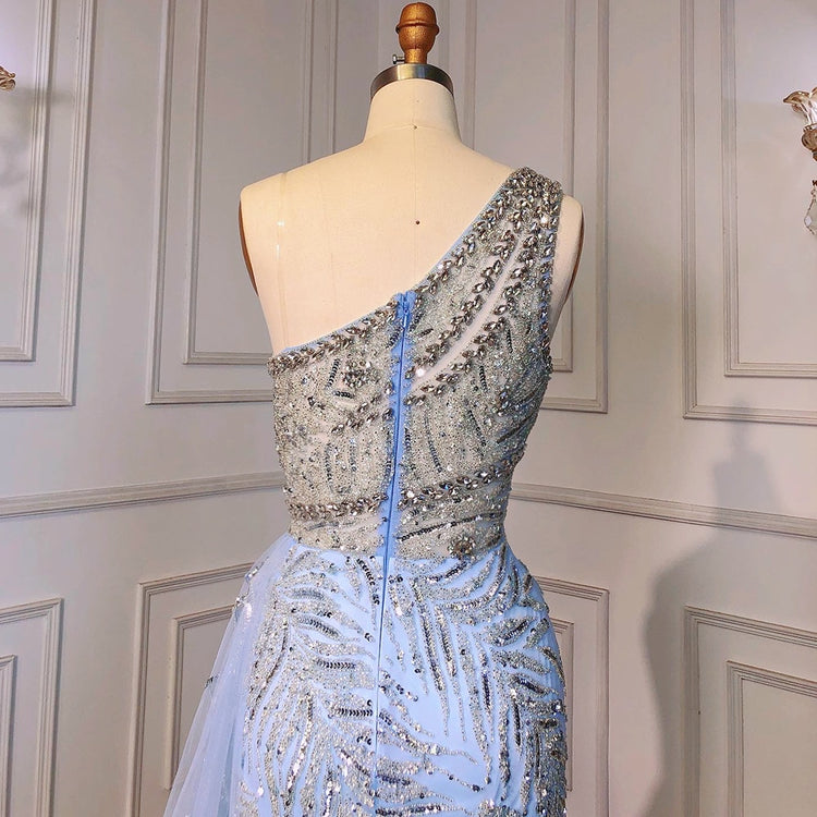 Vestido de Festa Longo Luxo com Ombro Assimétrico Decorado com Cristais e Cauda em Tule