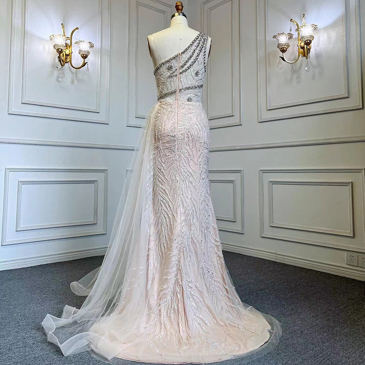 Vestido de Festa Longo Luxo com Ombro Assimétrico Decorado com Cristais e Cauda em Tule
