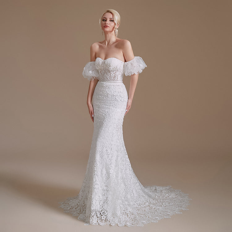 Vestido de Noiva Luxo em Tecido Todo Rendado e Detalhes em Micropérolas