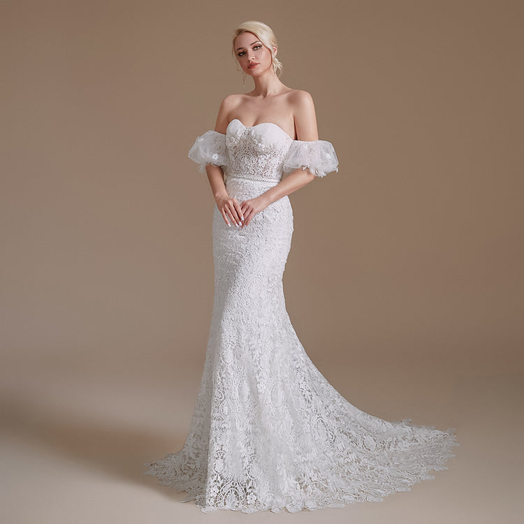 Vestido de Noiva Luxo em Tecido Todo Rendado e Detalhes em Micropérolas