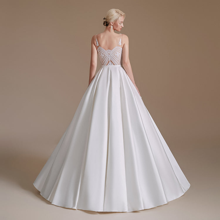Vestido de Noiva com Saia em Cetim e Parte Superior Decorada em Renda