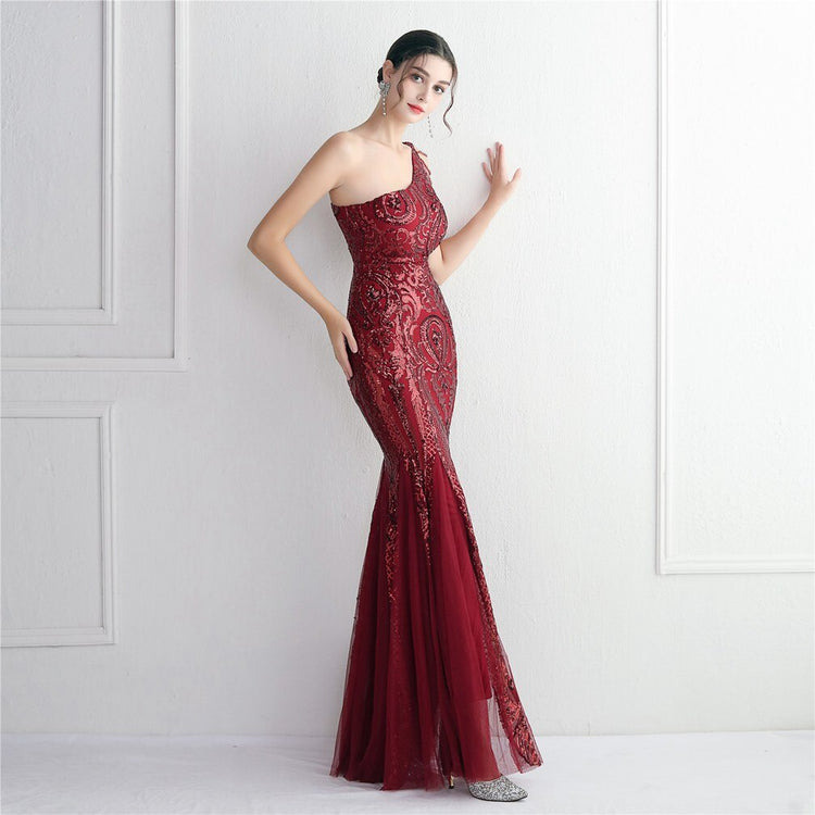 Vestido de Festa Sereia Ombro Único com Detalhes Brilho Marsala