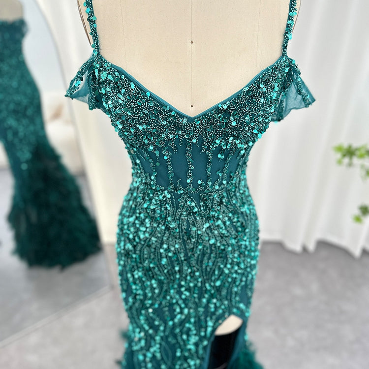 Vestido de Festa Luxo com Cauda Decorada em Plumas Luxuriantes
