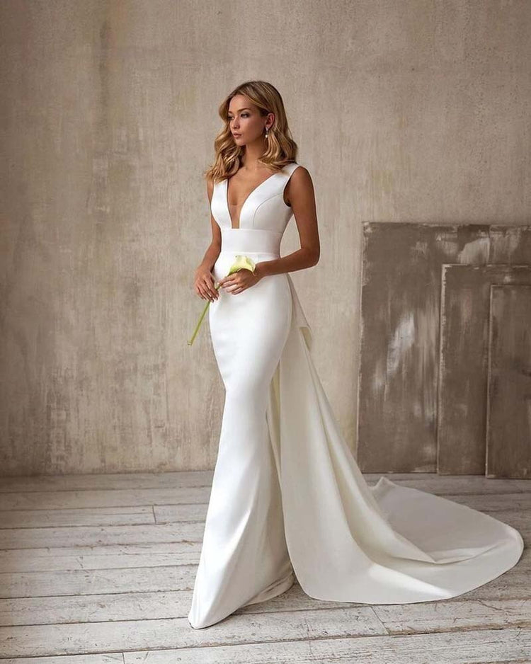 Vestido de Noiva em Cetim Brilhante com Cauda e Laço - Modelo Especial