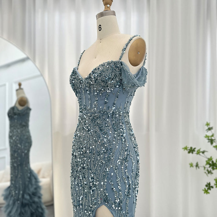 Vestido de Festa Luxo com Cauda Decorada em Plumas Luxuriantes