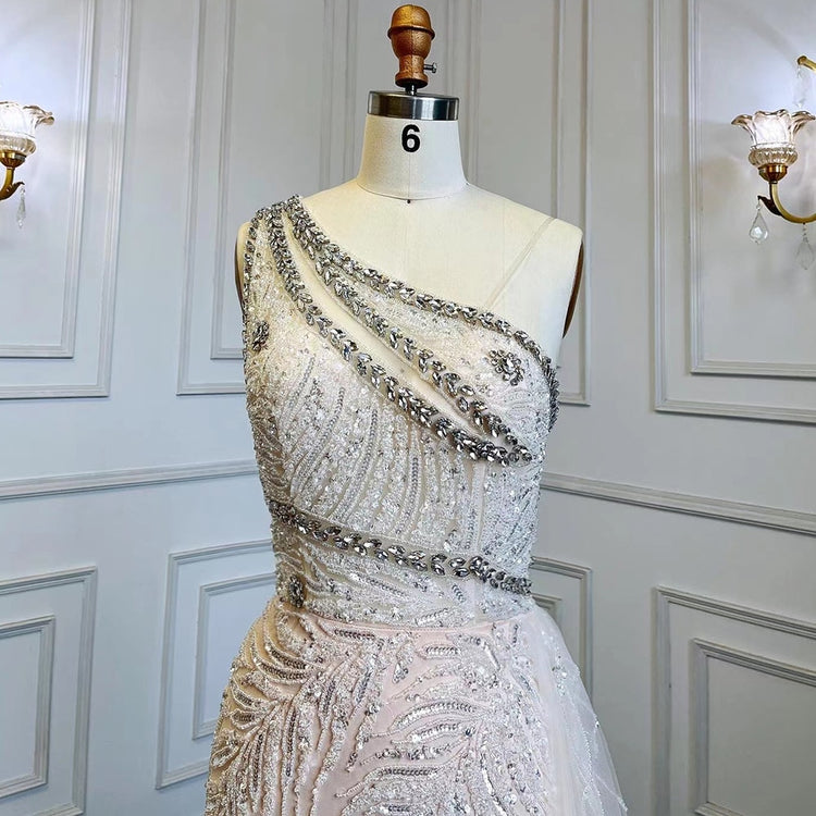 Vestido de Festa Longo Luxo com Ombro Assimétrico Decorado com Cristais e Cauda em Tule