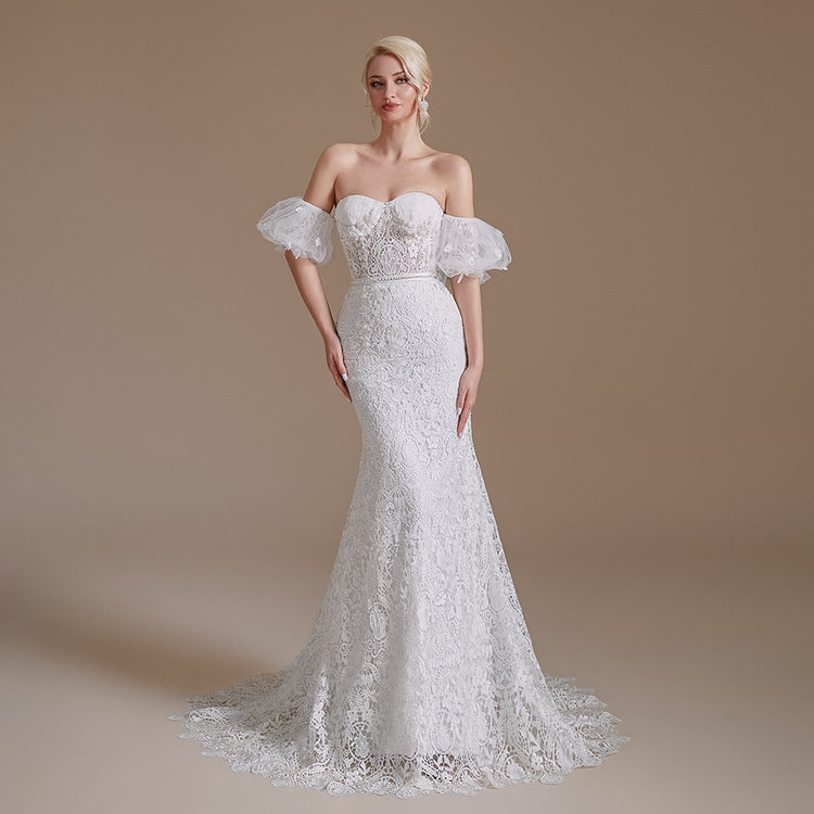 Vestido de Noiva Luxo em Tecido Todo Rendado e Detalhes em Micropérolas