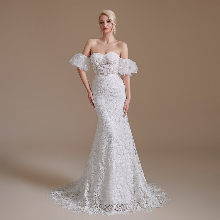 Vestido de Noiva Luxo em Tecido Todo Rendado e Detalhes em Micropérolas