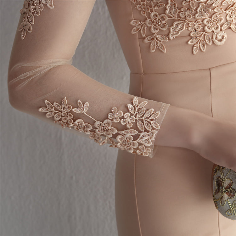 Vestido de Festa Longo com Detalhes em Renda e Apliques Florais Champanhe