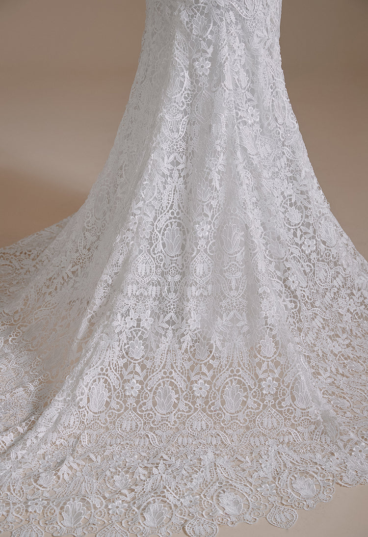 Vestido de Noiva Luxo em Tecido Todo Rendado e Detalhes em Micropérolas