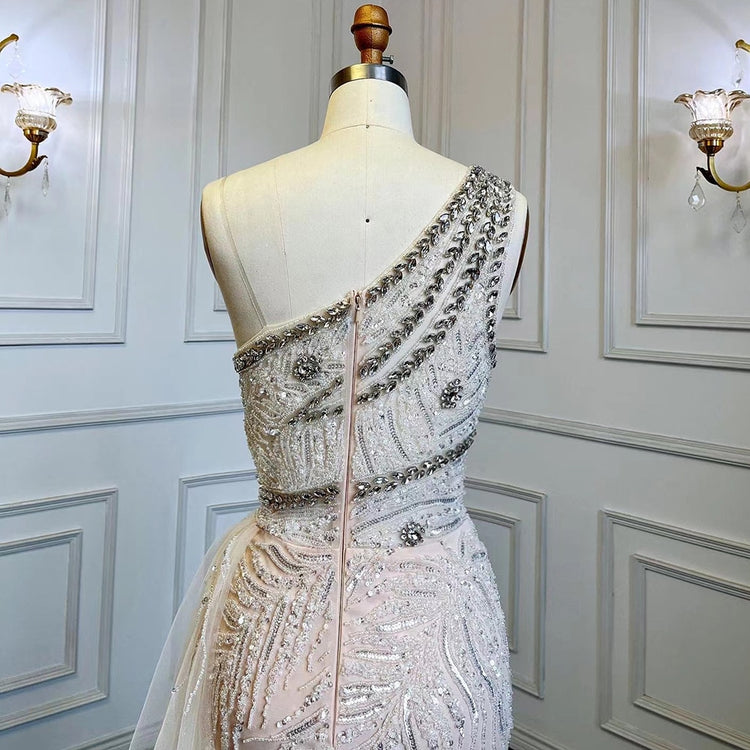 Vestido de Festa Longo Luxo com Ombro Assimétrico Decorado com Cristais e Cauda em Tule
