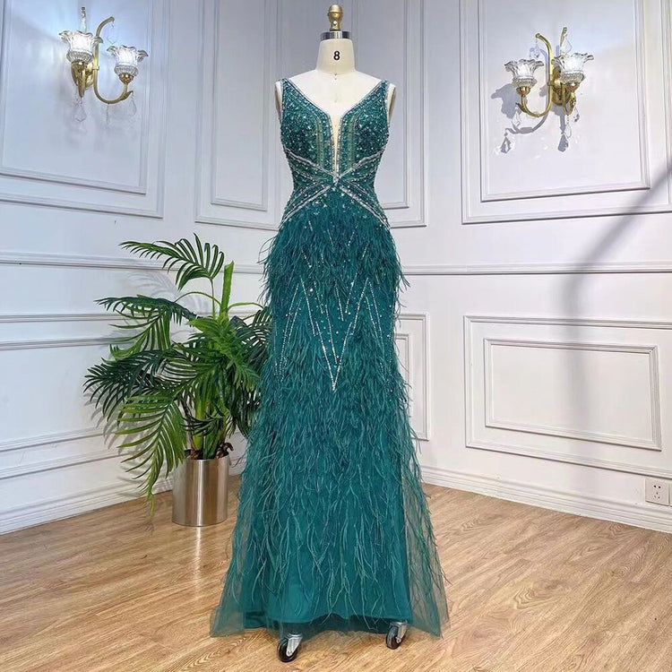 Vestido de Festa Luxo Decorado em Strass e Plumas - Modelo Especial