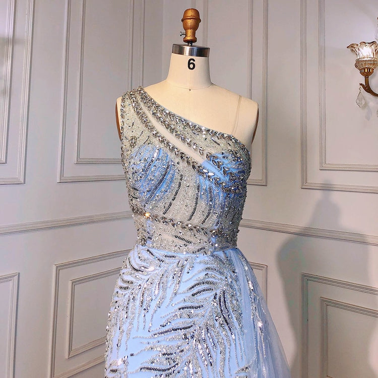 Vestido de Festa Longo Luxo com Ombro Assimétrico Decorado com Cristais e Cauda em Tule