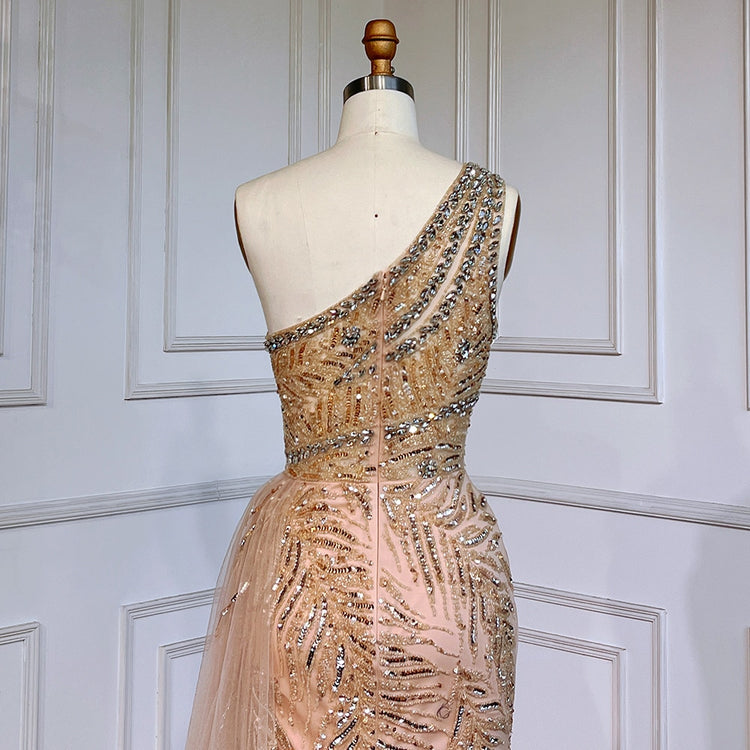 Vestido de Festa Longo Luxo com Ombro Assimétrico Decorado com Cristais e Cauda em Tule
