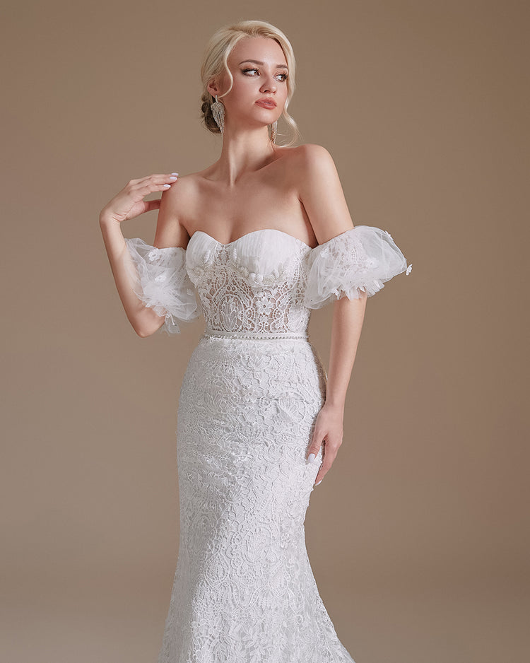Vestido de Noiva Luxo em Tecido Todo Rendado e Detalhes em Micropérolas