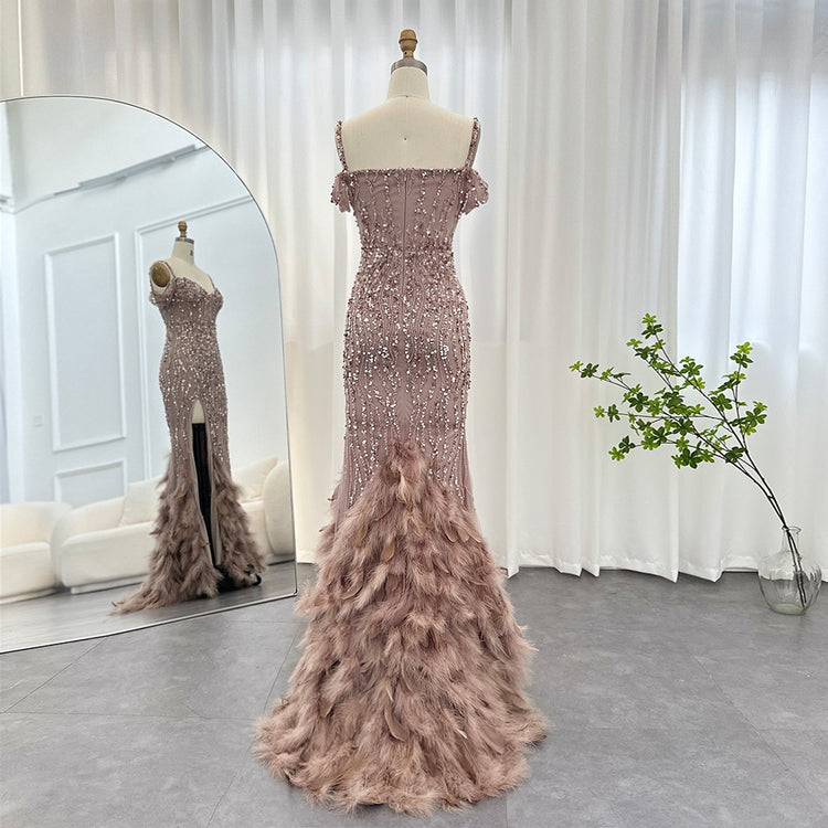 Vestido de Festa Luxo com Cauda Decorada em Plumas Luxuriantes