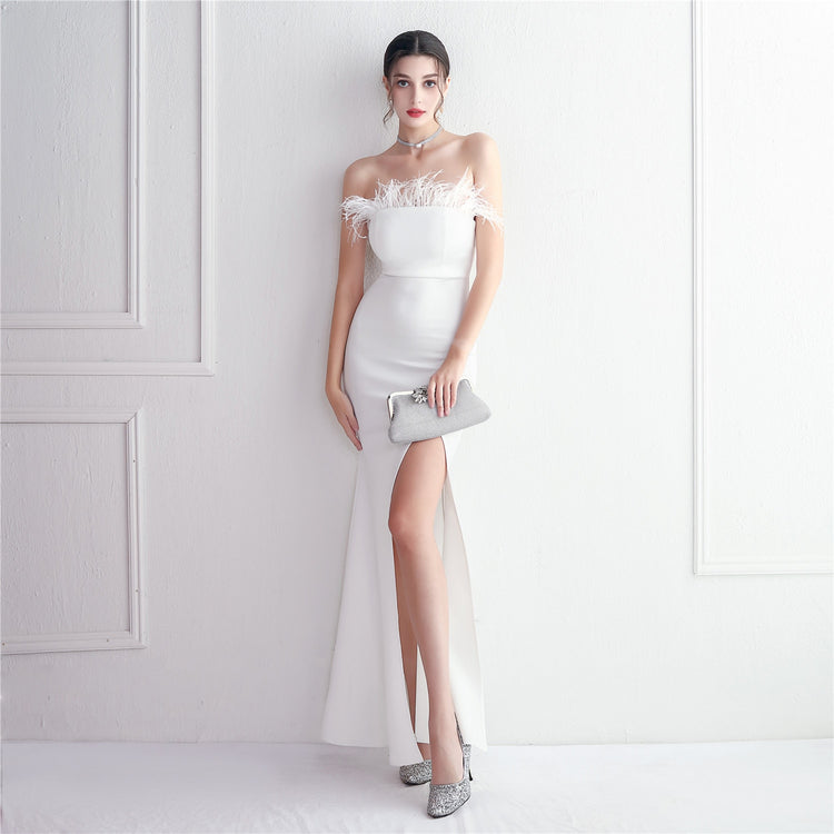 Vestido de Festa Longo com Abertura Lateral e Plumas