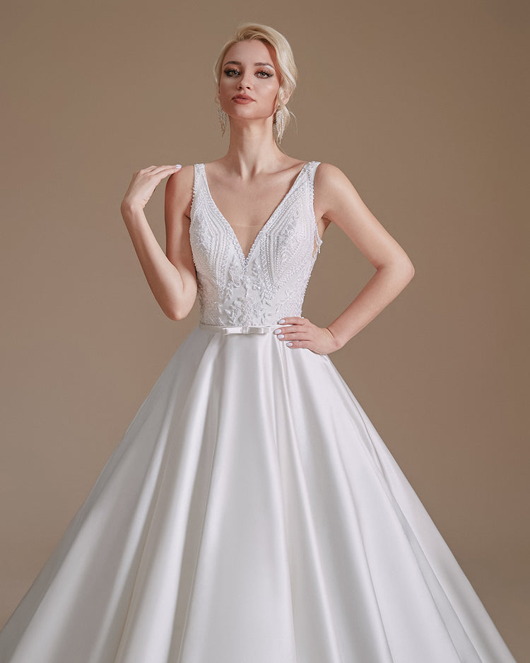 Vestido de Noiva com Saia em Cetim e Parte Superior Decorada em Renda