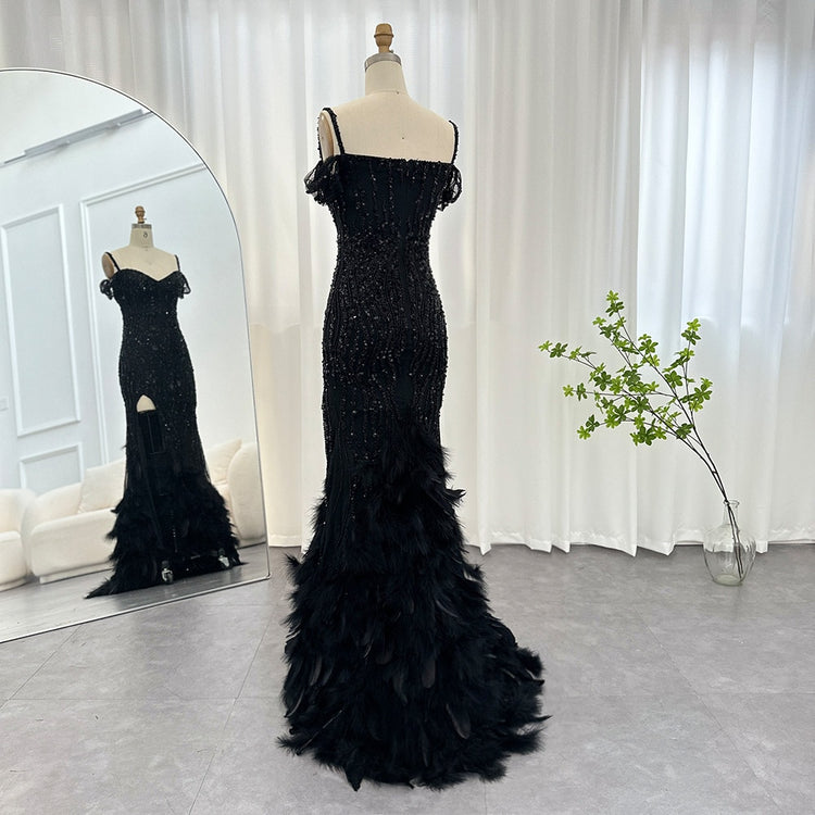 Vestido de Festa Luxo com Cauda Decorada em Plumas Luxuriantes