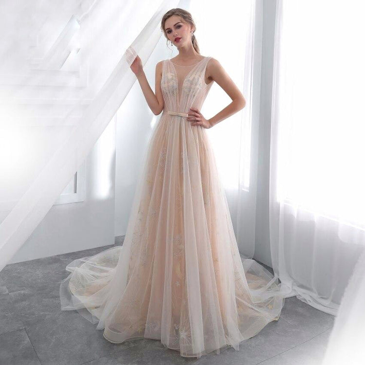 Vestido Longo em Tule Decorado com Bordados Celestiais