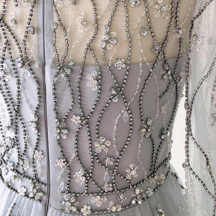 Vestido de Festa Luxo Decorado com Cristais Florais e Cauda em Tule - Modelo Especial