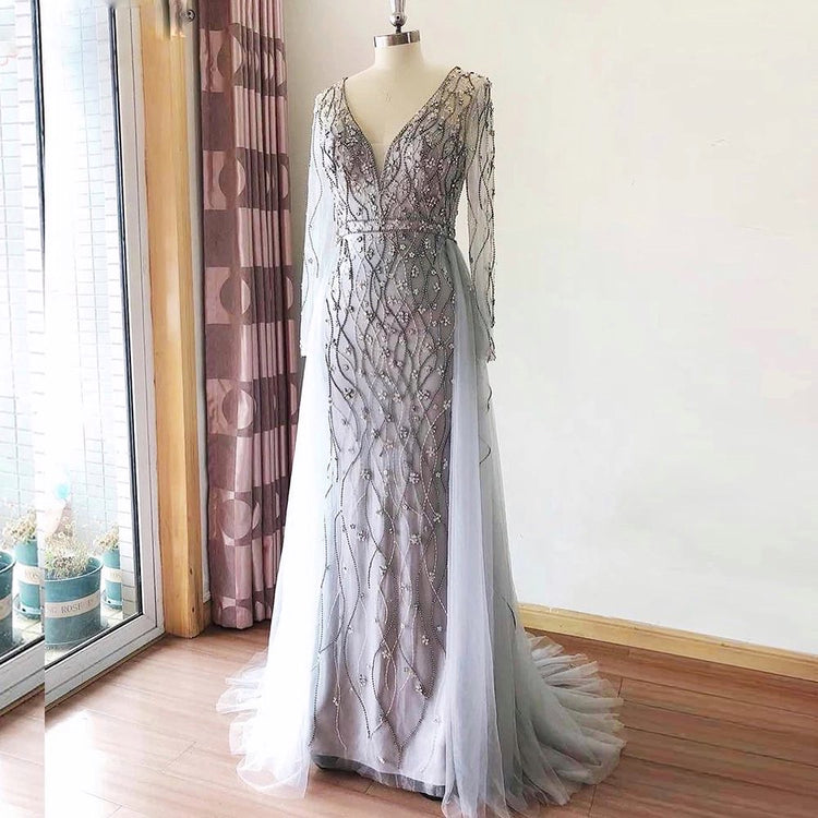 Vestido de Festa Luxo Decorado com Cristais Florais e Cauda em Tule - Modelo Especial
