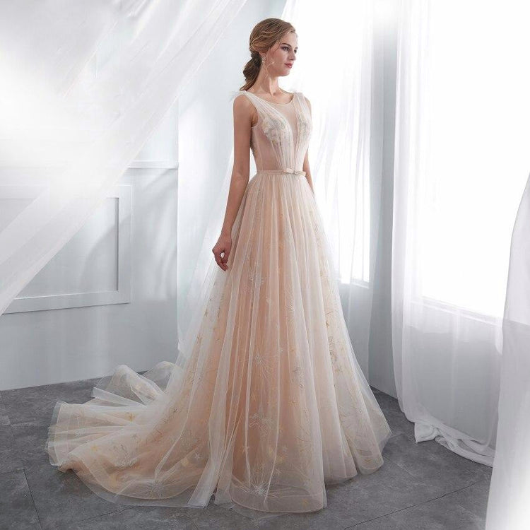 Vestido Longo em Tule Decorado com Bordados Celestiais