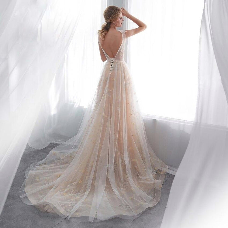 Vestido Longo em Tule Decorado com Bordados Celestiais