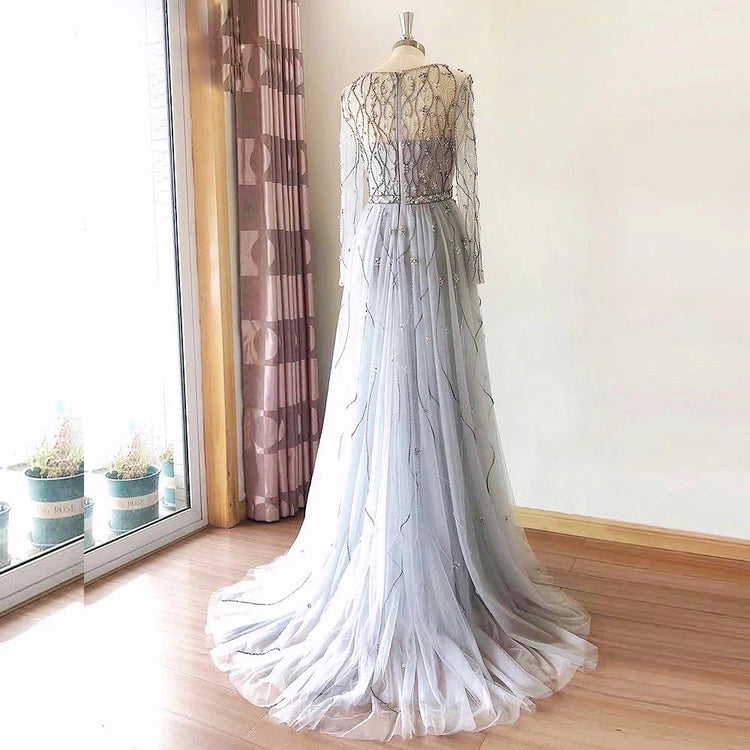 Vestido de Festa Luxo Decorado com Cristais Florais e Cauda em Tule - Modelo Especial