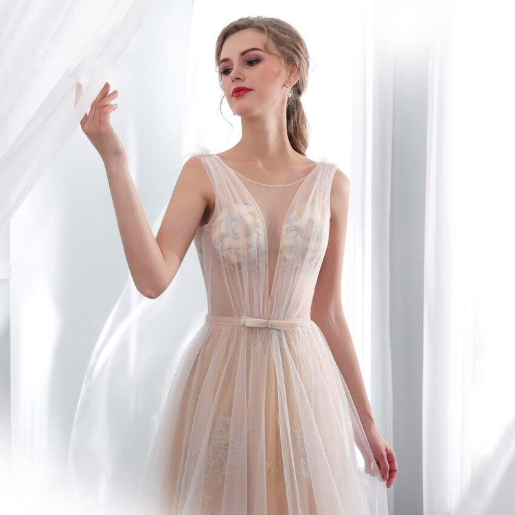Vestido Longo em Tule Decorado com Bordados Celestiais