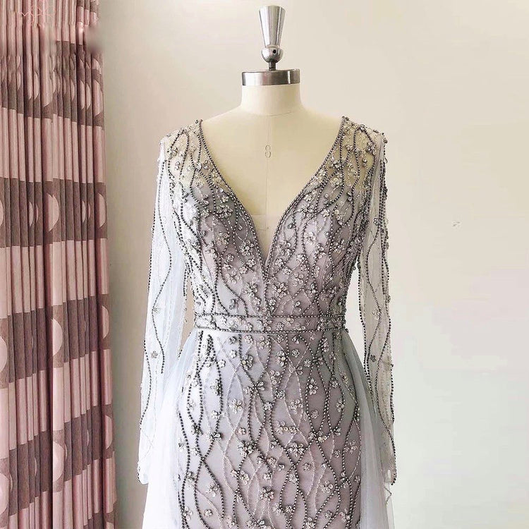 Vestido de Festa Luxo Decorado com Cristais Florais e Cauda em Tule - Modelo Especial