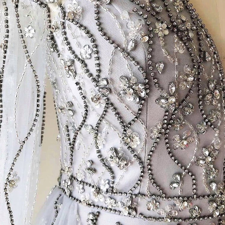 Vestido de Festa Luxo Decorado com Cristais Florais e Cauda em Tule - Modelo Especial