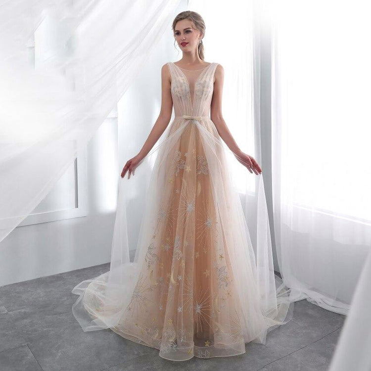 Vestido Longo em Tule Decorado com Bordados Celestiais