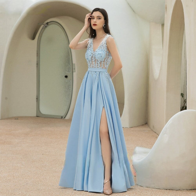 Vestido de Festa Luxo em Cetim Decorado com Cristais e Plumas Delicadas (Pronta Entrega)