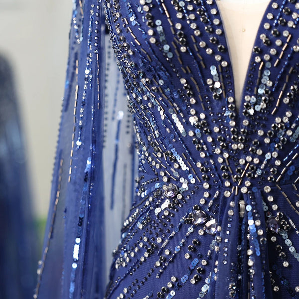 Vestido de Festa Maxi Luxo Adornado em Cristais com Capa Detalhada