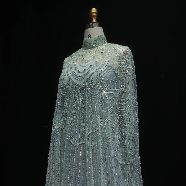 Vestido de Festa Luxuoso Completamente Coberto com Capa Decorada em Pedrarias